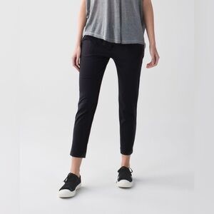 Lululemon Jet Crop (Slim)
Black size 4 EUC